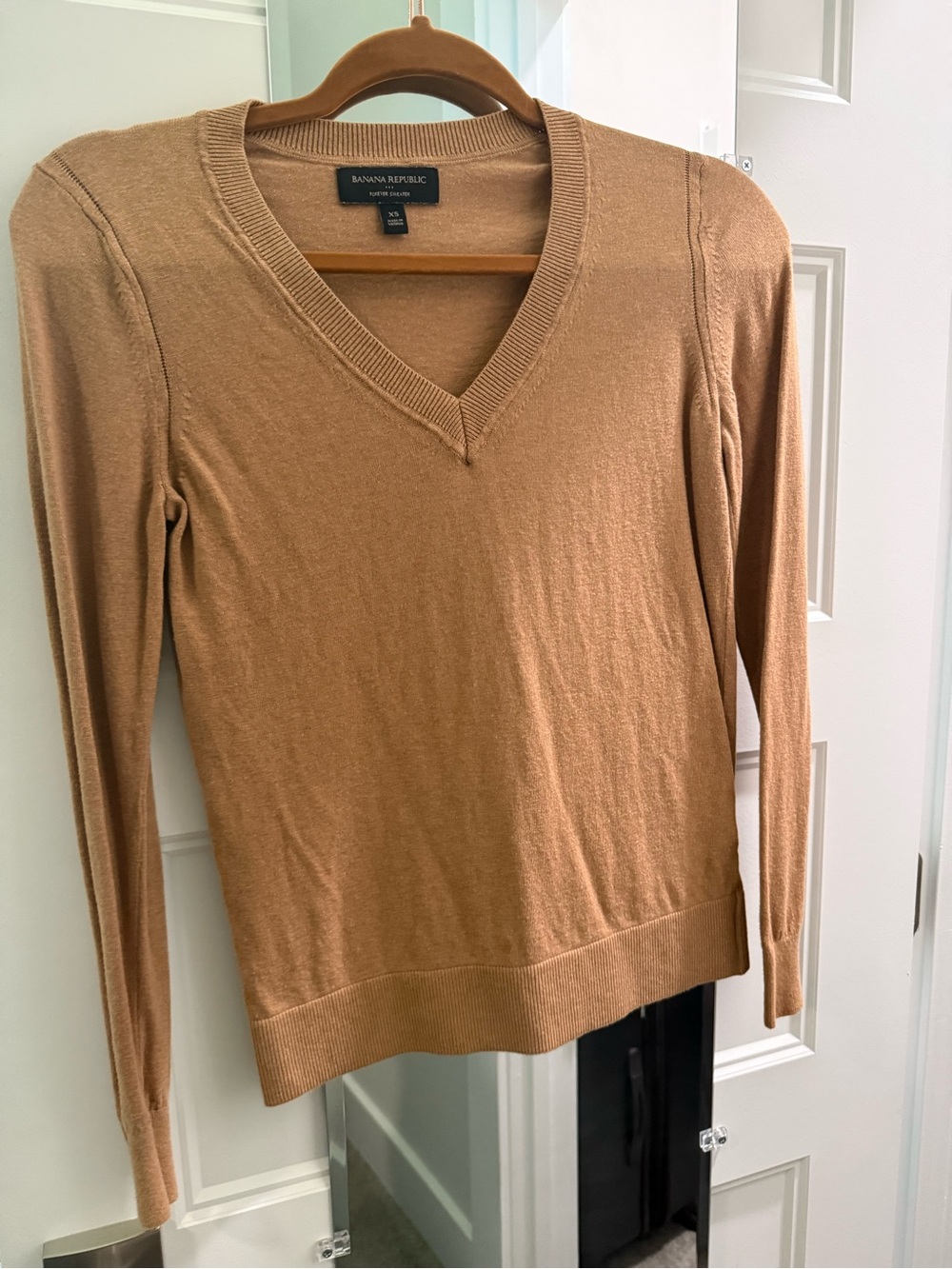 Banana Republic Women's V-Neck Sweater - Camel Tan